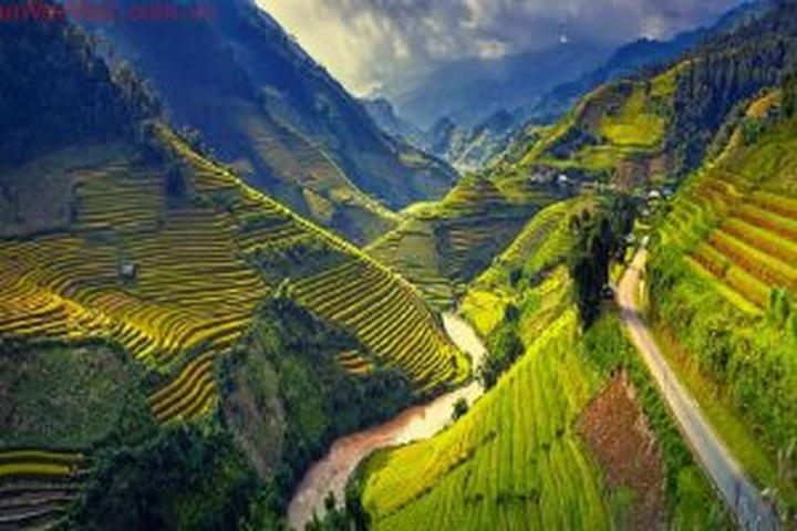 Tỏa Sáng Trên Mạng Xã Hội: Chuyên Gia Trang Điểm & Hotspot Matrix